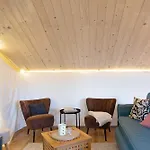 Refugium Aus Vollholz Schlitz