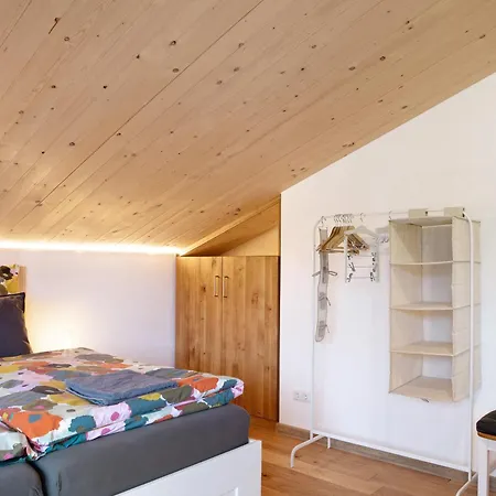 Refugium Aus Vollholz Schlitz