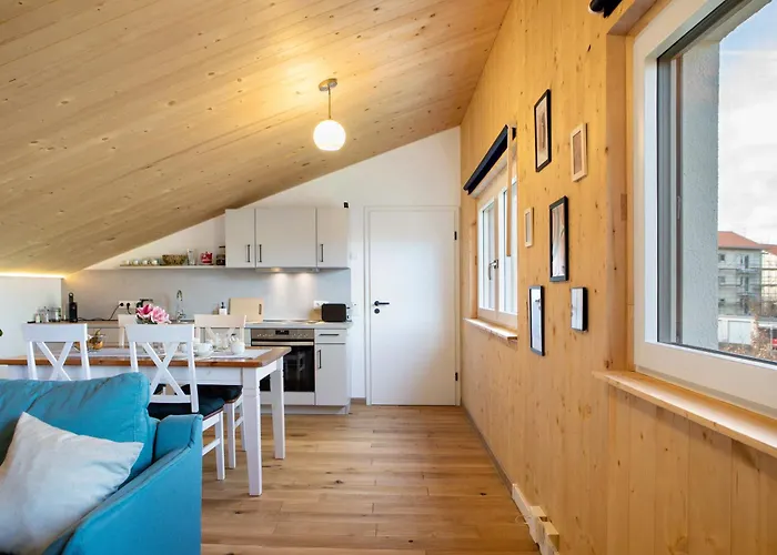 Refugium Aus Vollholz Schlitz