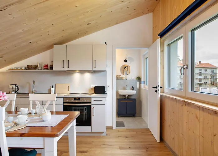 Refugium Aus Vollholz * Schlitz