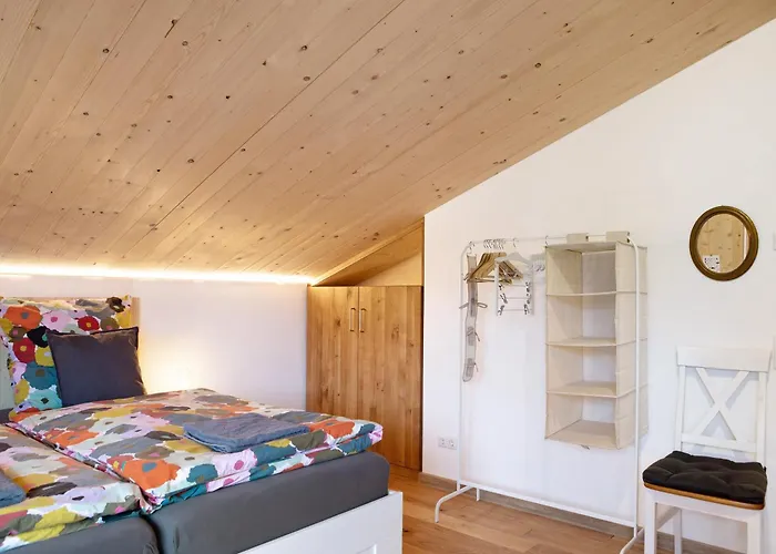 Refugium Aus Vollholz Schlitz